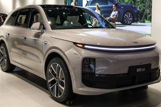 Dojezd přes 1 000 km na jedno tankování a nabití. Čína vyrábí SUV s pohonem, který obchází největší slabinu elektromobilů