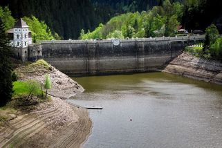 Vypuštěná přehrada v Krkonoších. Takový pohled se naskytne jen výjimečně - Seznam Zprávy