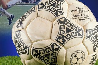 Míč, kterým dal Maradona gól „boží rukou“, se vydražil za 3,3 milionu dolarů - Seznam Zprávy