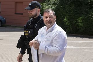 Bral úplatky, hrozil ženě kladivem, píše policie. Teď mu přijde zlatý padák - Seznam Zprávy