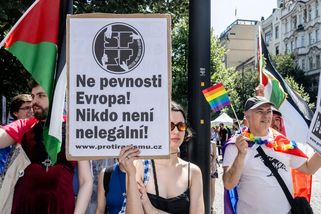 OBRAZEM: Piráti, Palestina, migrace. Prahou prošel Pride - Echo24.cz
