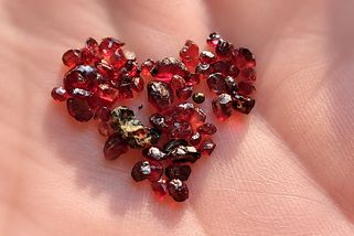 Poklad barvy krve: České granáty jak z babiččina šperku jsme našli v potoce - Médium.cz