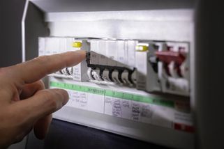 Elektrikář prozradil tři místa, kde se nejvíce plácá elektřina zcela zbytečně. Ročně vyhodíte tisíce do luftu