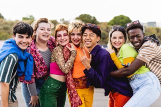 Tradiční rodina není pro každého bezpečným místem. LGBT lidé si proto vytvářejí vlastní. Co je to vybraná rodina?