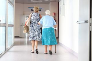 V péči o seniory stát zaspal. Teď chce, aby se o rodiče postaraly hlavně jejich děti. Jenže kdo se postará o ně? - Zlínmag - Články na Seznamu