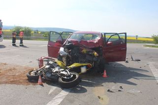 Motorkář nepřežil na Olomoucku srážku s autem. Řidička mu nedala přednost - Novinky