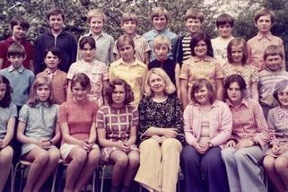 V první řadě třetí zleva. Ministryně Schillerová ukázala fotku ze sedmé třídy, takhle ji lidé neznají
