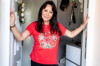 Vítejte v dvoupatrovém domku Heidi Janků: V obýváku má obří červenou lehačku, zahradu seká zásadně v noci