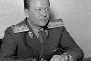 Gottwaldův zeť Alexej Čepička ovládl armádu. Tisíce mužů poslal k černým baronům - Médium.cz