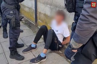 Zdrogovaný řidič v kradeném autě ujížděl v Pardubicích policii. Skončilo to nehodou - Novinky