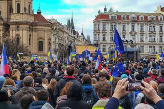 Souhlasím s Tomiem Okamurou. Ukrajinská vlajka je provokace českých občanů. Ale těch zfanatizovaných - Médium.cz