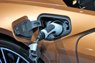 Velký obchodní řetězec zakázal elektromobilům vjezd na parkoviště