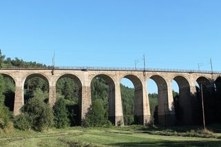 railtarget.cz/technologie-a-infrastruktura/vagony-padaly-36-metru-za-ututlane-nestesti-u-rikonina-pry-mohl-socialisticky-bordylek-12170.html?utm_source=www.seznam.cz&utm_medium=seznam_distribuce&utm_campaign=lide