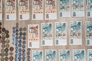Peněženka se projela na střeše auta. Našel ji všímavý trolejbusák - Novinky