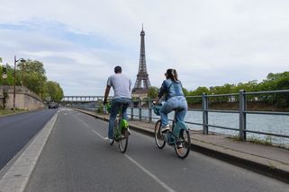 V Paříži objevují krásu cyklistiky. Turisté stále častěji poznávají město na kole - Novinky