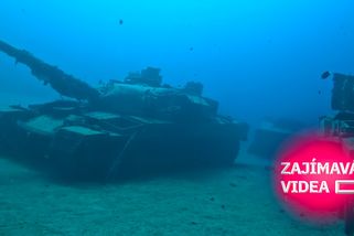 Štvali je turisté, tak potopili tanky a vrtulníky. Unikátní muzeum pod vodou přibližuje historii | Zajímavá videa