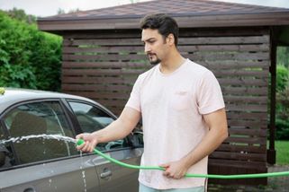 Proč si nesmíte umýt auto na vlastní zahradě? Hrozí tučné pokuty