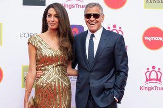 Co se tady dělo? Amal Clooney v bílém a s kyticí a George s úsměvem na rtech