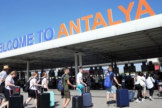 Ruska porodila dítě do záchodu na letišti v Antalyi, nechala ho tam a pokusila se utéct do Moskvy - Novinky
