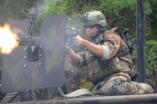 stoplusjednicka.cz/zbran-ktera-z-vysadkovych-operaci-udelala-smrtici-orchestr-ve-valce-ve-vietnamu-se-sestihlavnovy?utm_source=www.seznam.cz&utm_medium=seznam_distribuce&utm_campaign=lide