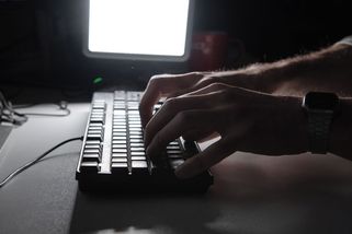 Investice nevyšla. Muž poslal podvodníkům 100 tisíc korun, trojnásobek mu zachránila banka