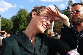 Obrazem: Karlovarský festival začal, celebrity se prošly po červeném koberci - Seznam Zprávy