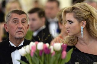 Manželé Babišovi zase spolu. Monika v bílé vypadá jako nevěsta, míní fanoušci. Došlo i na srovnání s Evou Pavlovou