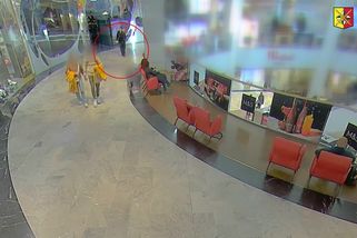 Žena s dítětem v pražském nákupním centru ukradla muži 3000 eur, které mu vypadly z kapsy - Novinky