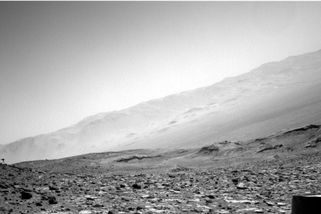 Objevil se zničehonic a hned zmizel. Rover NASA zachytil na Marsu podivný přízrak