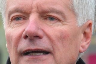 Extremista devadesátek Miroslav Sládek v kleci. Jakub Jíra našel nové dno - Médium.cz
