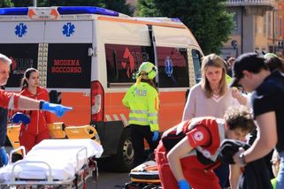 Hrůzné záběry z italské Modeny: Než najel do skupiny lidí, řidič výrazně zrychlil