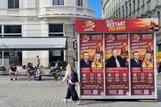 Brněnský bizár. Komunistický volební stánek na náměstí Svobody připomíná prodejnu kebabu - Novinky