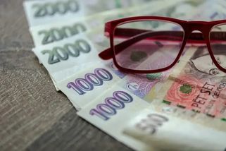 Odborníci volají po skokovém navýšení příjmů důchodců. Podle jejich propočtů by mohly být až dvojnásobné