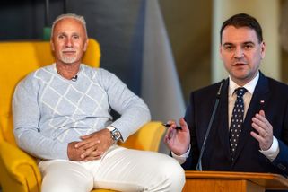 Miliardář Chlad se ostře zastal Macinky. Pohrozil potokem slz, pak vzal zpátečku