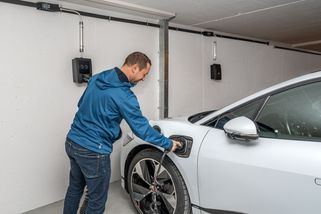 Koupit elektromobil teď, nebo počkat? Experti mluví o roce 2027, pak to začne dávat smysl i pro běžného Čecha