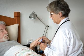 Dříve vyslovené přání, zda léčit v kómatu, je uzákoněno už 13 let. Nikdo to nevyužívá - Novinky
