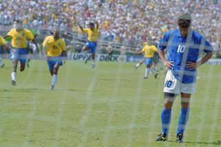 MS fotbal | Kdybych měl nůž, bodl bych se. Jak Baggio ve finále vysoko přestřelil - Sport.cz