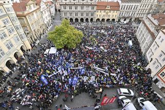 Odboráři sotva zaplnili Malostranské náměstí - Novinky