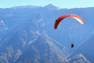 Letadlo nad Alpami smetlo paraglidistku, zachytila to kamera - Novinky