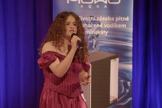 Nová česká Adele? 13letá Ema ohromila hitem "Set Fire to the Rain" | Top Voice