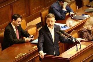 ŽIVĚ: Sněmovna rozhodne o snížení odvodů živnostní...