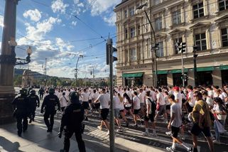 Dvacítka mužů chtěla v Praze zaútočit dlažebními kostkami na pochod fanoušků Slavie - Novinky