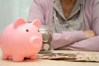 Kdyby v Česku zmizela šedá ekonomika a všichni práceschopní pracovali, každý důchodce by mohl dostat přidáno téměř 3 000 Kč měsíčně