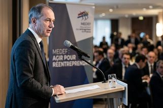 Francie si snižuje laťku. Deficit se drží kolem pěti procent