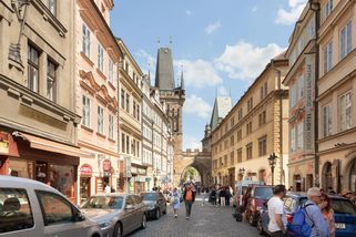 „Práce je pro blázny.“ Pražanka už 15 let nesáhla na práci a popsala fintu, jak královsky žije z dávek