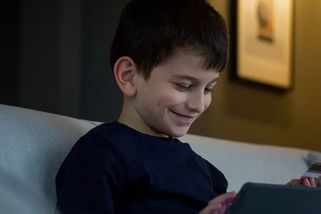 Dítě by už od 8 let mělo platit svou vlastní platební kartou. Odborníci vysvětlují, proč