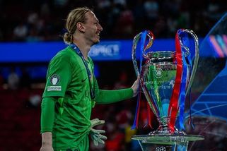 Skandál ve finále Ligy mistrů. Manželka gólmana PSG provokovala s ruskou vlajkou