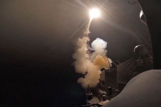 Riskantní operace. Americká armáda eskortovala 40 lodí Hormuzem, odvracela íránské útoky - Novinky