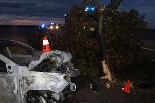 Nehoda po mikrospánku na Prostějovsku: mladá řidička stihla utéct, auto shořelo - Novinky