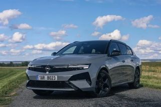 Dojede přes tisíc kilometrů a konkuruje výrazně dražší Octavii. Opel Astra je sen každého obchoďáka